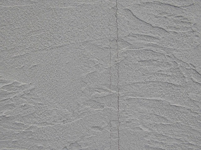 名古屋市中区でサッシ周りのシーリング材を打ち増し、目地シーリングと交差していた